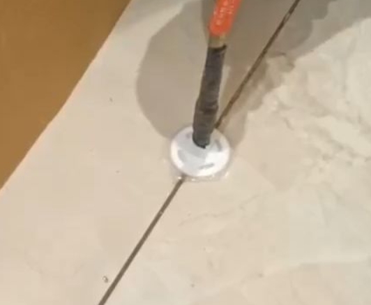 富阳瓷砖空鼓维修公司专业解答瓷砖在铺贴过程中，如果没有涂抹均匀到位的粘结材料（如水泥砂浆或瓷砖胶），可能会导致以下问题