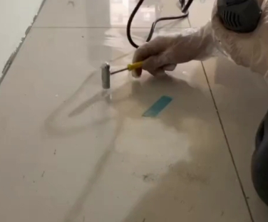富阳瓷砖开裂维修公司专业分享瓷砖在铺贴前如果没有沥干水分，将会导致以下问题