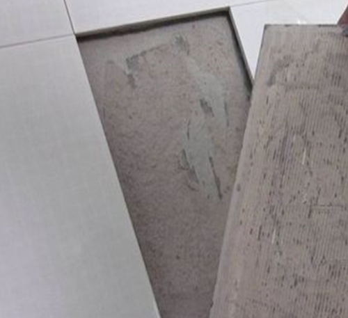 富阳瓷砖空鼓维修公司分享瓷砖铺贴时如果打浆（即涂抹在瓷砖背面和基层上的砂浆或瓷砖胶）过少，会带来以下问题